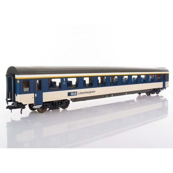 Spur 1:  BLS EW IV 1. Klasse, blau/beige Wagen-Nr. 50 63 10-75 402-9            verkürzte Länge 76..