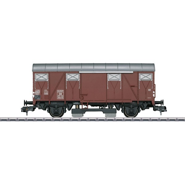 Spur 1:  Güterwagen mit Schienenreinigungs-Vorrichtung.  