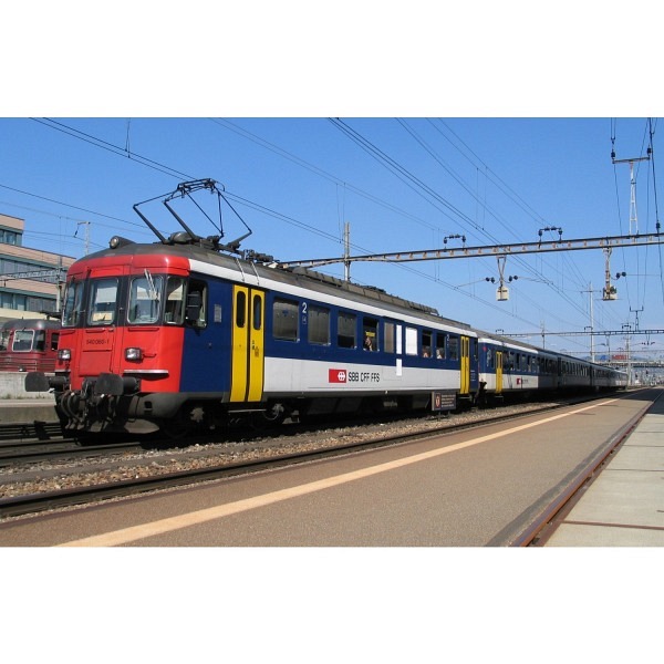 Spur 1: SBB RBe 540 055-1, Rechtecksscheinwerfer, NPZ grau/blau, rote Fronten - Es handelt sich um..