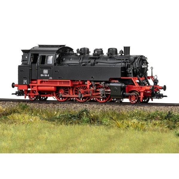 Dampflokomotive Baureihe 064 mit serienmässig eingebautem Rauchsatz - mit Telex-Kupplung vorne und..