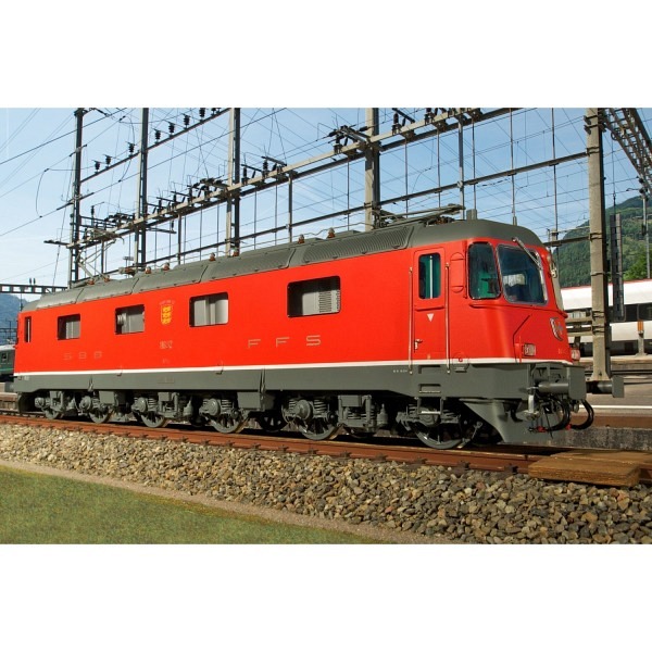 Spur 1:  SBB Re 6/6 11682 "Pfäffikon"  rot  