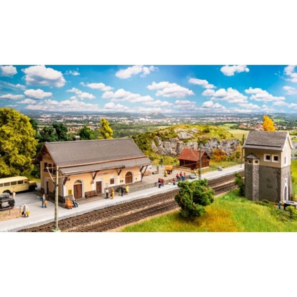 Bahnhof Susch mit Schalthaus, Toilette, Brunnen 