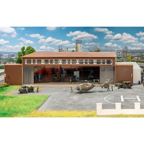 Hangar mit Hubschrauber  