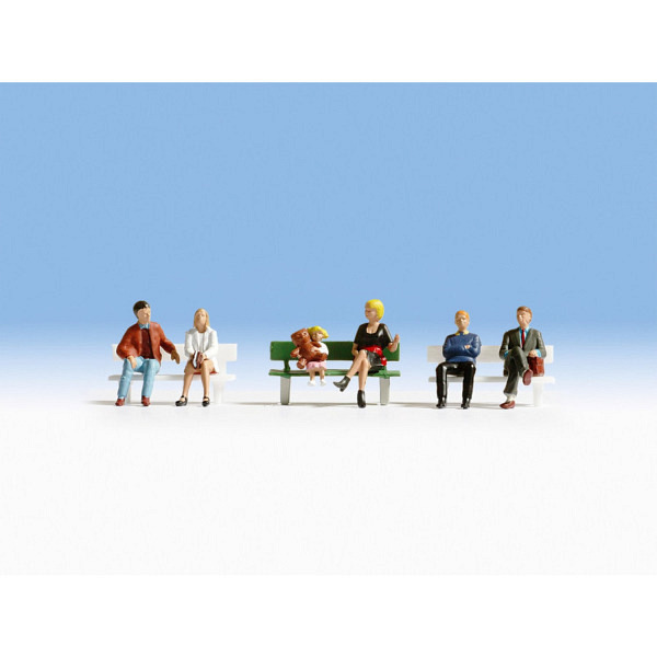 6 sitzende Figuren, mit einer Bank 