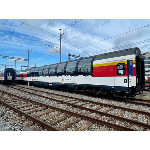 Spur 1:  SBB Panoramawagen Apm 61 85 19-90 107-7, weiss/rot/schwarz,  ICN GOPEX -  Masstäbliche Lä..