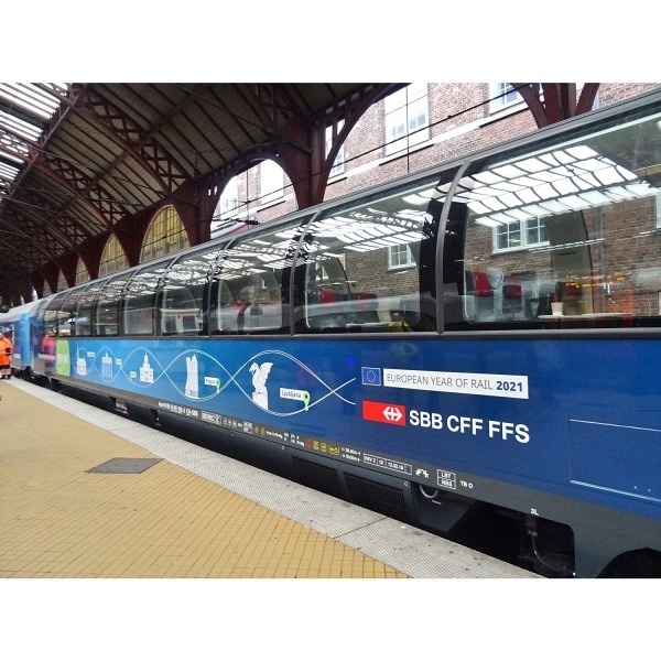 Spur 1:  SBB Panoramawagen Apm 61 85 19-90 109-3, blau	Connecting Europe Express -  verkürzter Län..