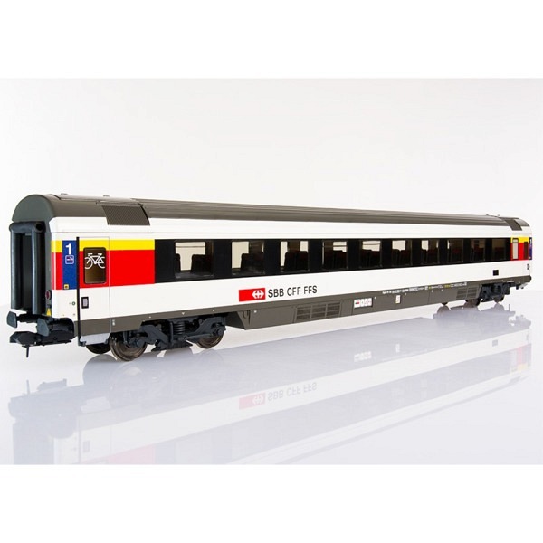 Spur 1:  SBB RIC Apm 61 1. Klasse, Wagen-Nr. 61 85 10-90 266-0 CH-SBB          verkürzte Länge = 7..