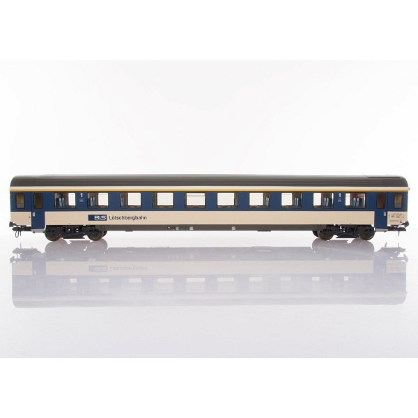 Spur 1:  BLS EW IV 1. Klasse, blau/beige Wagen-Nr. 50 63 10-75 402-9            verkürzte Länge 76..