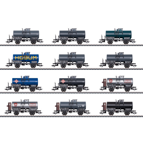 Display mit 12 verschiedenen zweiachsigen Kesselwagen 