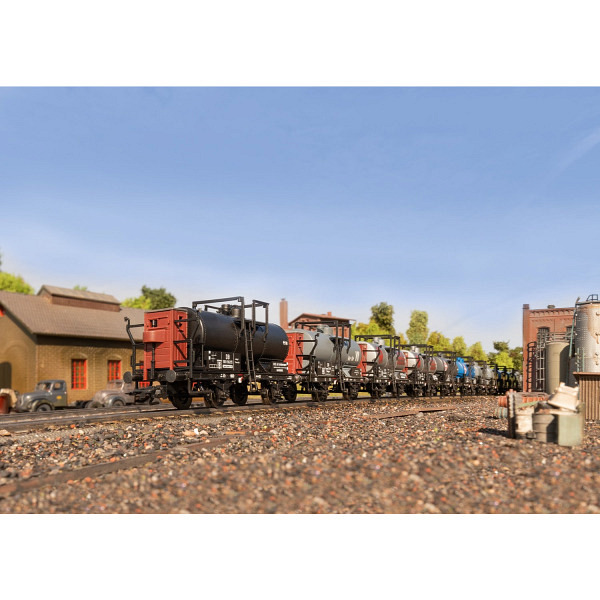 Display mit 12 verschiedenen zweiachsigen Kesselwagen 