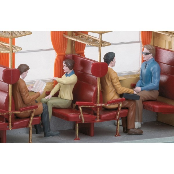 Spur 1:  Figurengruppe "sitzende Reisende" 