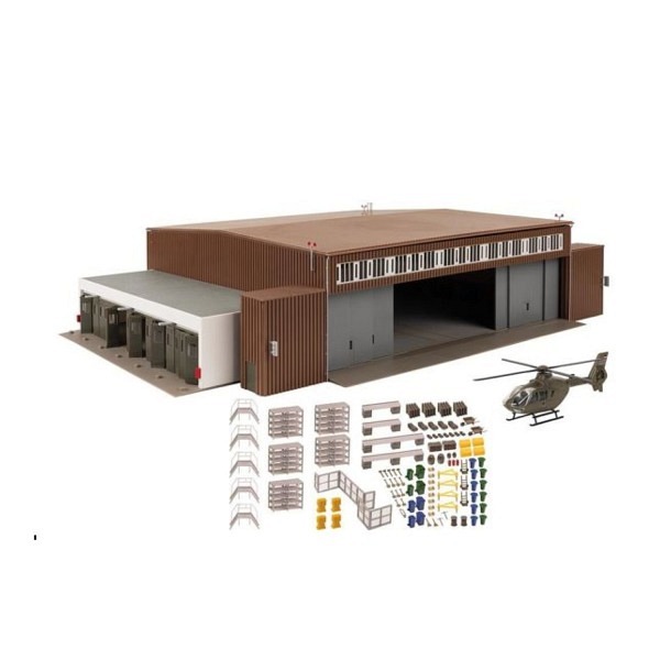 Hangar mit Hubschrauber  
