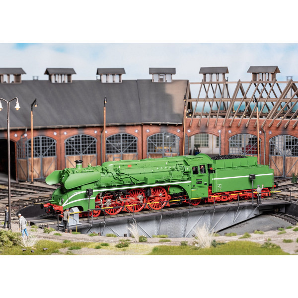 Spur 1:  „Laubfrosch“ Schnellzug-Dampflokomotive mit Schlepptender BR 18 314 
