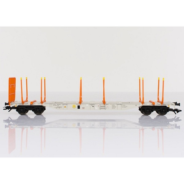 Vierachsiger KLV-Tragwagen der Bauart Sgns 121 in hellgrauer Grundfarbgebung.  