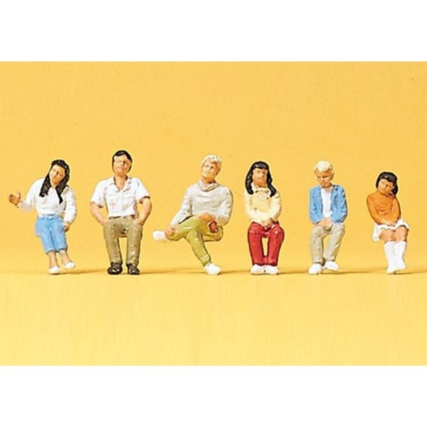 6 Sitzende Jugendliche.  