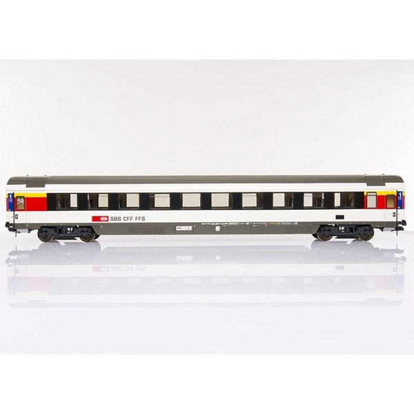 Spur 1:  SBB RIC Apm 61 1. Klasse, Wagen-Nr. 61 85 10-90 266-0 CH-SBB          verkürzte Länge = 7..